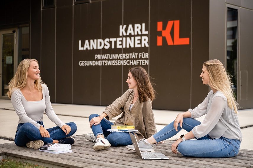 KL_Studentinnen_Gesprächssituation_copyright_KL_K.Ranger
