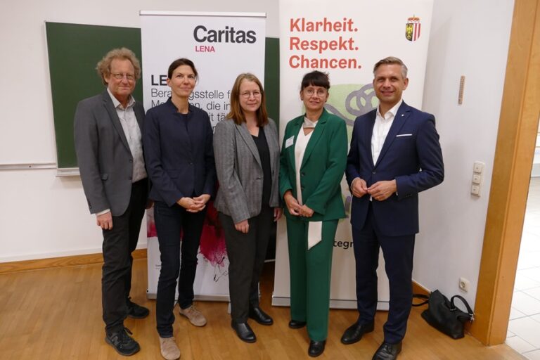 : Von links: Univ.-Prof. Dr. Christian Spieß (KU Linz), Mag.a Marion Huber (Caritas Oberösterreich), Ass.-Prof.in Dr.in Katja Winkler (KU Linz), Elke Welser (LENA), Soziallandesrat Dr. Wolfgang Hattmannsdorfer (Land Oberösterreich) © KU Linz / Hermine Eder