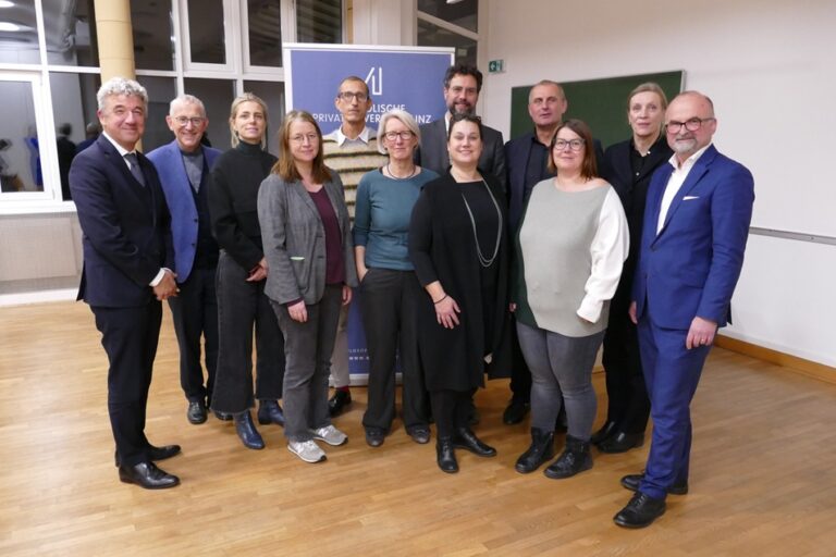 Von links: Rektor Univ.-Prof. Dr. Michael Fuchs (KU Linz), Bischofsvikar Kan. KonsR Dr. Johann Hintermaier (Diözese Linz), DIin Daniela Allmeier (Raumposition OG, Wien), Ass.-Prof.in PDin Dr.in Katja Winkler (KU Linz), Univ.-Prof. Dipl.-Ing. Michael Rieper (Kunstuniversität Linz), Univ.-Prof.in Dr.in Anna Minta (KU Linz), Univ.-Prof. Dr. Martin Düchs (New Design University St. Pölten), Ass.-Prof.in Mag.a Dr.in Veronika Müller (KU Linz), Prof. Dr. Martin Schneider (KU Eichstätt-Ingolstadt), Mag.a (FH) Michaela Haunold (Caritas-Sozialberatungsstellen, Linz), Prof.in DIin Bettina Götz (Universität der Künste Berlin), Mag. Franz Flotzinger (Oberösterreichischer Gemeindebund).