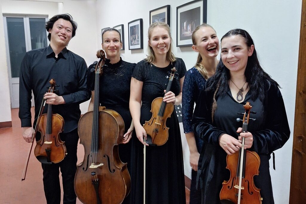 Streicherensemble der JHP beim Empfang in Berlin: Wirtschaftskammerpräsident Andreas Wirth, Daniel Unger, Sofia Berrini, Botschafter Michael Linhart, Dominika Kolesnikov und Camillo Kircher.