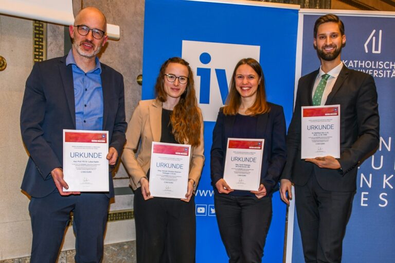 Preisträger:innen von links: Ass.-Prof. PD Dr. Lukas Kaelin, Mag. Hannah Rußegger, LLB.oec., Mag. Sarah Pieslinger, BA B.Rel.Ed.Univ. MA, Dr. Matthäus Uitz, LL.B., M.Sc., LL.M. (Yale). © Markus Prantl