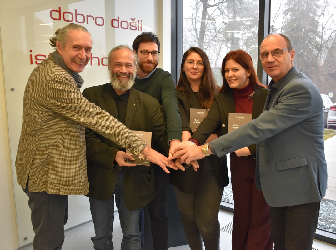 Foto: Rektor Gerhard Krammer, Gabriel Guillen, Betriebsrat Alexander Gangoly-Madl mit Stellvertreterin Adrijana Gabric-Lumbic, Radka Kováčová und Geschäftsführer Franz Steindl. © JHP