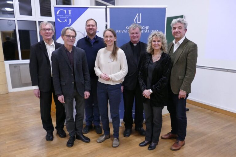 Foto: Gruppe von links: Mag. Günter Merz (Evangelische Kirche A.B. OÖ, Beauftragter für christlich-jüdisches Gespräch), Pfarrer Mag. Roland Werneck, Dr.in Gudrun Becker (christlich-jüdisches Komitee OÖ/Fachstelle Ökumene und Interreligiöser Dialog der Diözese Linz), Rabbiner Dr. Jehoschua Ahrens, Bischof Dr. Manfred Scheuer, Präsidentin Dr.in Charlotte Herman (Israelitische Kultusgemeinde), Rektor Univ.-Prof. Dr. Michael Fuchs (Katholische Privat-Universität Linz) © KU Linz / Hermine Eder