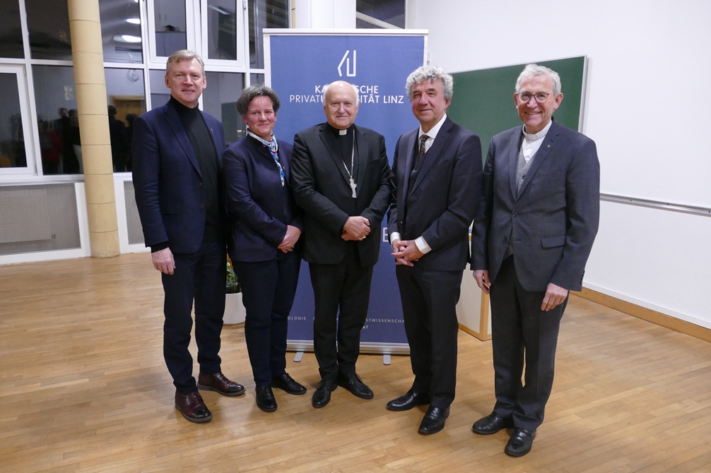 Bild von links: Bischofsvikar KonsR Dr. Slawomir Dadas, Regens des Priesterseminars der Diözese Linz, Vizerektorin Dekanin Univ.-Prof.in Dr.in Klara Antonia Csiszar, KU Linz, Kardinal Dr. Ladislav Nemet SVD, Erzbischof von Belgrad, Rektor Univ.-Prof. Dr. Michael Fuchs, KU Linz, Bischofsvikar KonsR Dr. Hans Hintermaier © KU Linz / Hermine Eder