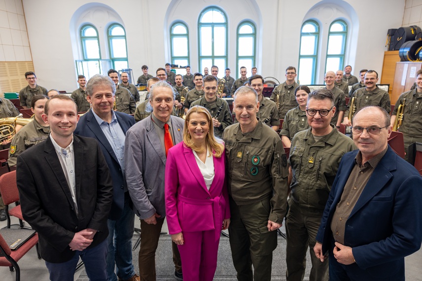 BU: v.l. Bei den Proben: Dozent Daniel Muck, Dekan Günther Kleidosty, JHP-Rektor Gerhard Krammer, LR Daniela Winkler, Militärkommandant Gernot Gasser, Militärkapellmeister Johann Kausz, JHP Geschäftsführer Franz Steindl mit den Teilnehmer*innen der Lehrganges und Musiker*innen der Militärmusik Burgenland. © JHP