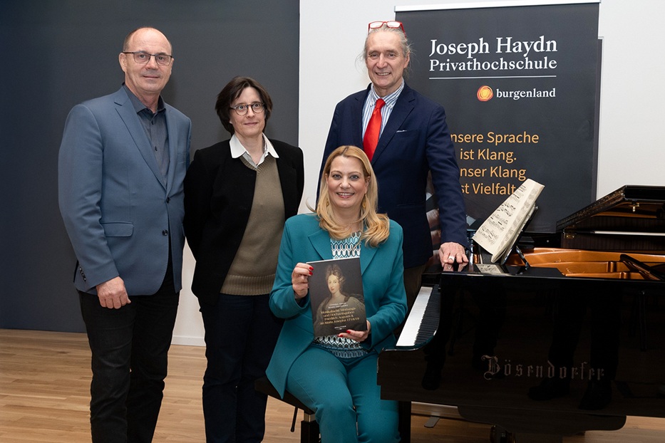 Forschungsauftrag für die JHP: GF Franz Steindl, Beatrix Darmstädter, Rektor Gerhard Krammer und LR Daniela Winkler. © JHP