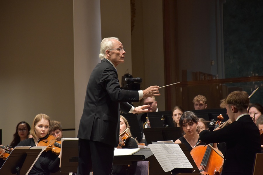 Ola Rudner dirigiert das Orchester der Joseph Haydn Privathochschule. © JHP