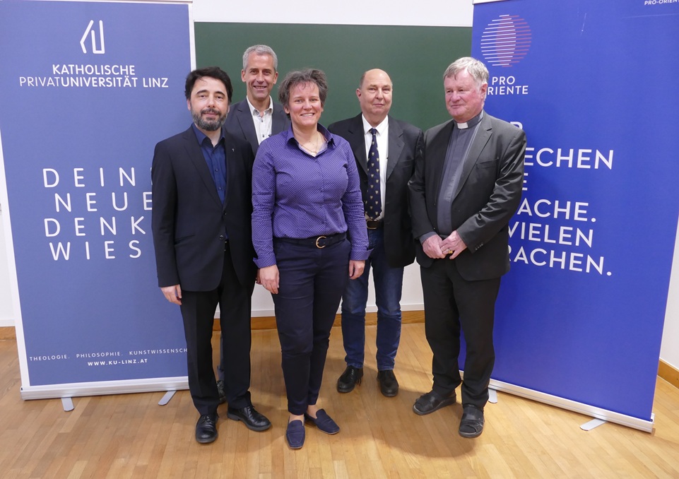 Foto (v.l.n.r.): Dr. Ioan Moga, Assoz. Prof. für Orthodoxe Theologie, Universität Wien; Moderator Dr. Henning Klingen, Kathpress; Univ.-Prof. Dr. Klara-Antonia Csiszar, Vizerektorin und Dekanin der Fakultät für Theologie der KU Linz; Superintendent Dr. Gerold Lehner, Evangelische Kirche A.B. in Oberösterreich; Bischof Dr. Manfred Scheuer, Diözese Linz. © Hermine Eder