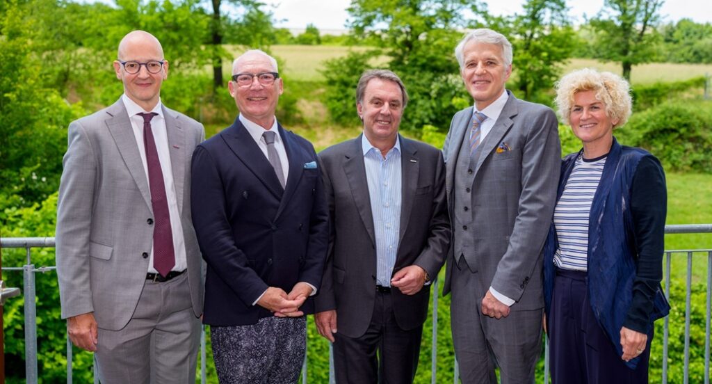 Bild: Mit dem kommenden Studienjahr steht an der New Design University in St. Pölten ein Rektorenwechsel an (v.l.): WKNÖ-Direktor Johannes Schedlbauer, NDU-Rektor Herbert Grüner, WKNÖ-Präsident Wolfgang Ecker, der zukünftige NDU-Rektor Christoph Wecht und WKNÖ-Direktor-Stellvertreterin Alexandra Höfer. Foto © Josef Bollwein