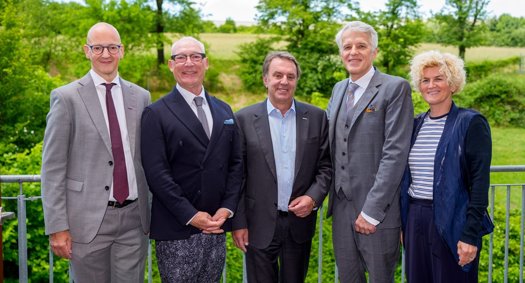 Bild: Mit dem kommenden Studienjahr steht an der New Design University in St. Pölten ein Rektorenwechsel an (v.l.): WKNÖ-Direktor Johannes Schedlbauer, NDU-Rektor Herbert Grüner, WKNÖ-Präsident Wolfgang Ecker, der zukünftige NDU-Rektor Christoph Wecht und WKNÖ-Direktor-Stellvertreterin Alexandra Höfer. Foto © Josef Bollwein