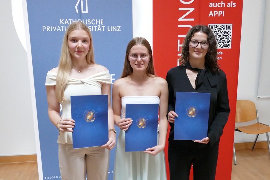 Foto (v.l.n.r.): Tabea Puritscher (BRG Werndlpark, Steyr / KUL-Preis Philosophie), Magdalena Mühlberger (Stiftsgymnasium Kremsmünster / Anerkennungspreis Philosophie), Sophie Neiß (Bischöfliches Gymnasium Petrinum / KUL-Preis Kunstwissenschaft) © KU Linz / Hermine Eder