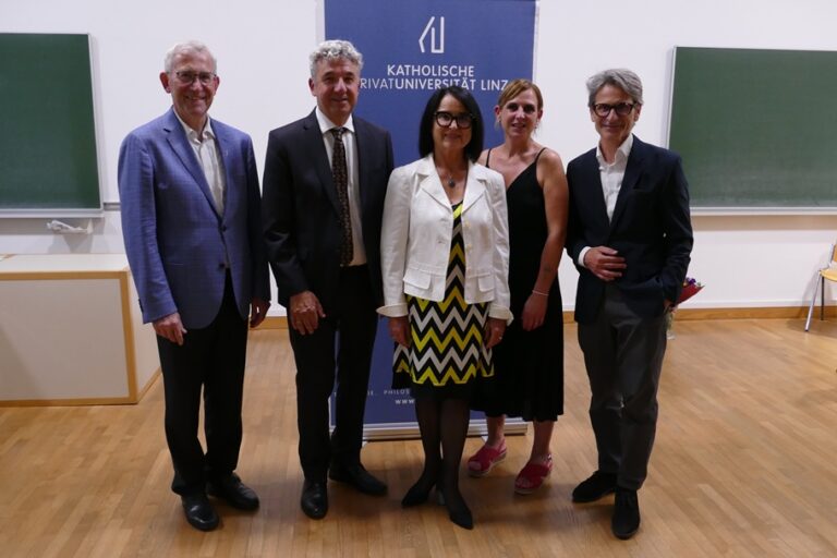 Foto (v.l.n.r.): Bischofsvikar Dr. Johann Hintermaier, Rektor Univ.-Prof. Dr. Michael Fuchs, Univ.-Prof.in DDr.in Monika Leisch-Kiesl, Ass.-Prof.in Dr.in Julia Allerstorfer-Hertel BEd, Direktor Univ.-Prof. Dr. Martin Hochleitner © Hermine Eder