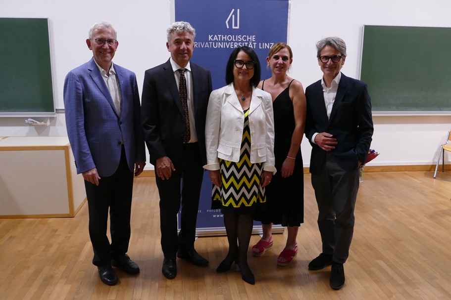 Foto (v.l.n.r.): Bischofsvikar Dr. Johann Hintermaier, Rektor Univ.-Prof. Dr. Michael Fuchs, Univ.-Prof.in DDr.in Monika Leisch-Kiesl, Ass.-Prof.in Dr.in Julia Allerstorfer-Hertel BEd, Direktor Univ.-Prof. Dr. Martin Hochleitner © Hermine Eder