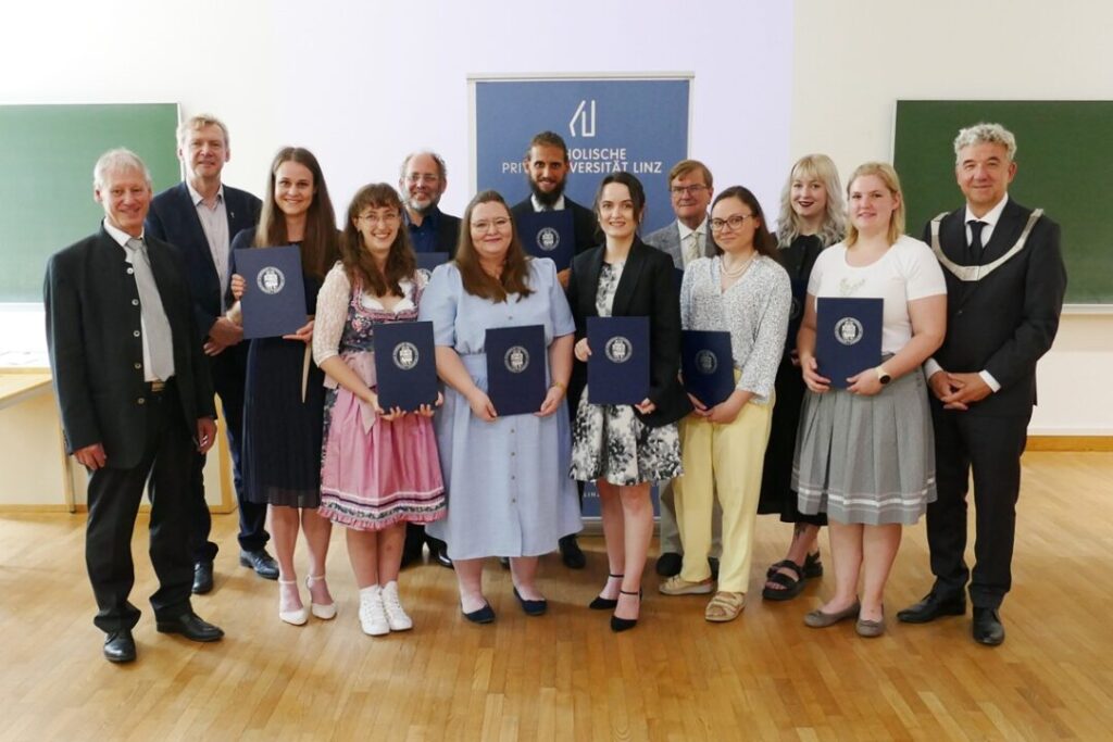 Foto: Verleihung akademischer Grade. Von links: Promotor Univ.-Prof. Dr. Franz Gruber, Bischofsvikar Regens KonsR Dr. Slawomir Dadas, Mag.a theol. Viktoria Regina Puchner, Mag.a theol. Jacqueline Elisabeth Sissy Scheinert, Dr. Sorin Emanuel Bugner MA, Mag.a theol. Regina Steiner, Maximilian Georg Maria Stein BA, Theresa Eschelbeck BA MA, Univ.-Doz. Dr. Wolfgang Josef Pumberger BA, Mag.a theol. Stefanie Friedl, Lisa-Marie Krumbiegel BA, Monika Hemmelmayr BA und Rektor Univ.-Prof. Dr. Michael Fuchs (nicht am Bild: Sarah Natalie Krejza BEd MA) © KU Linz/Hermine Eder
