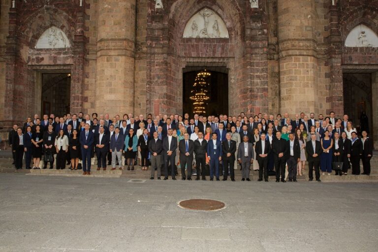 Foto: Teilnehmer:innen der 28. Generalversammlung der FIUC vor der Kathedrale in Guadalajara. © UNIVA / FIUC