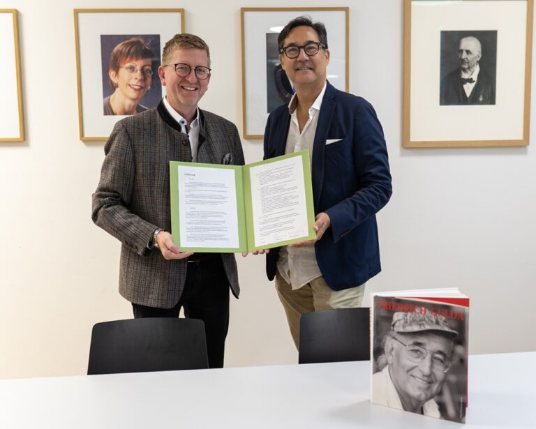 Foto: Rektor Martin Rummel und Rico Gulda © Georg Hartl
