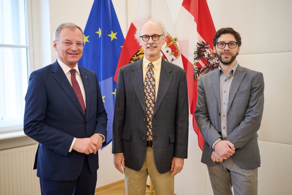 Foto: Landeshauptmann Mag. Thomas Stelzer, Prof. R. Paul Crabb, Vizerektor Univ. Prof. Mag. Dr. Markus Neuwirth© Land OÖ/Peter Mayr
