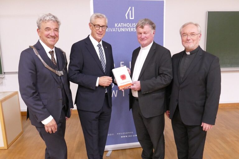 Foto: Bischof Manfred Scheuer mit den Herausgebern der Festschrift. Von links: Rektor Univ.-Prof. Dr. Michael Fuchs, Univ.-Prof. Dr. Ewald Volgger OT, Diözesanbischof Dr. Manfred Scheuer, Generalvikar Univ.-Prof. em. DDr. Severin Lederhilger OPraem. © KU Linz / Hermine Eder