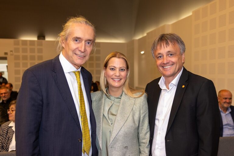 Sind mit der Entwicklung der JHP sehr zufrieden: Geschäftsführer Michael Gerbavsits mit Rektor Gerhard Krammer und Bildungslandesrätin Daniela Winkler © JHP