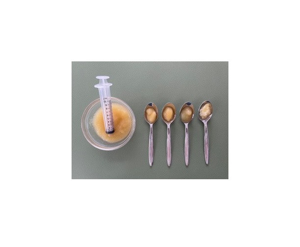 Foto: Abbildung 1. Darstellung der im Rahmen der Studie verwendeten Placebos: A – ganze und zerstoßene Tabletten; B – vermischt mit 3 ml Apfelmus. © Die Autor:innen. Veröffentlicht unter der Creative Commons Attribution License (CC BY 4.0).