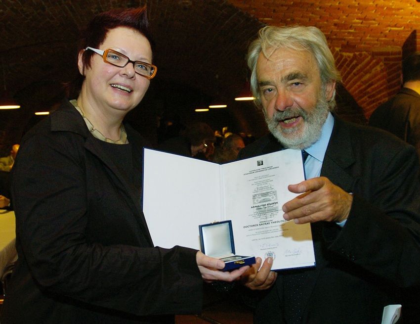 Foto: Verleihung eines theologischen Ehrendoktorats durch die damalige Rektorin Univ.-Prof.in Dr.in Ilse Kögler an Arnulf Rainer im Jahr 2006. Foto © Fotomania / Köpf