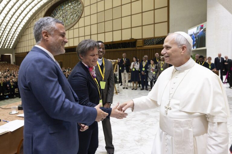 Foto: Univ.-Prof. Dr. Klara-Antonia Csiszar, Vizerektorin und Dekanin der Fakultät für Theologie an der KU Linz, als Expertin bei der Audienz bei Papst Leo XIV. © Vatican Media