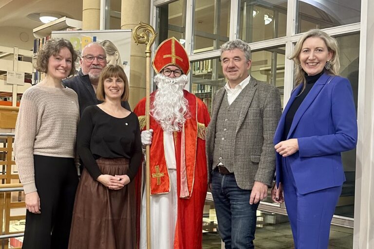 Foto: Von links: Projektmanagerin Mag. Ruth Lummerstorfer, Bibliotheksdirektor Dipl.-Theol. Ingo R. Glückler (KU Linz), GF Mag. (FH) Magdalena Glasner (SEI SO FREI. Katholische Männerbewegung in OÖ), Nikolaus, Rektor Univ.-Prof. Dr. Michael Fuchs und Mag. Hermine Eder (KU Linz). Bildnachweis: KU Linz / Josef Kern