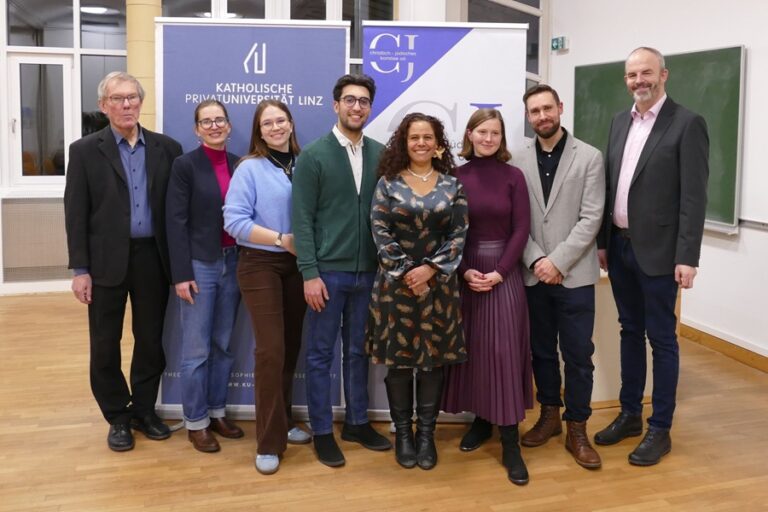 Foto: Tag des Judentums (v.l.n.r.): Mag. Günter Merz (Evangelische Kirche A.B. Oberösterreich, Beauftragter für christlich-jüdisches Gespräch), Anna Davogg BEd BA (Dialog:Abraham), Jessica Winkelbauer (Likrat), Benjamin Boruchov (Likrat), Dr.inShiri Zuckerstätter (Israelitische Kultusgemeinde), Elisabeth Wanek BA (Dialog:Abraham), Kristoffer Jonasson M.Th. (Fachstelle Ökumene und Interreligiöser Dialog, Diözese Linz), Mag. Severin Kierlinger-Seiberl (Fachbereichsleiter Glauben Heute, Diözese Linz). © KU Linz/Kren