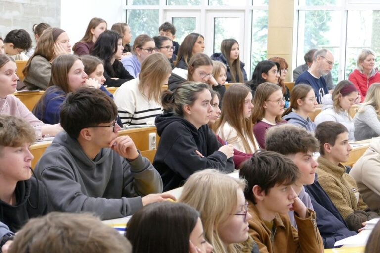 Foto: Eindrücke vom TheoTag. 180 Schüler:innen informieren sich über Ausbildungsangebote und Berufsmöglichkeiten in der Diözese Linz. © KU Linz