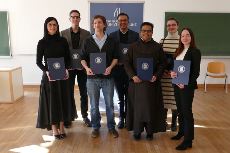 Bild 1: Verleihung akademischer Grade. Von links: Von links: Ruzica Romic BA M.Phil., Peter Schink BA MA M.Phil., Julian Maria Mayr BA, Mag. theol. Melwin Roozarieo, Lic. theol. Saji Bavakkat Paul OCD, Vera Wittenberg BA, Mag.a theol. Sabrina Zöttl BA MA. Nicht im Bild: Nana Oniani BA. © KU Linz/Hermine Eder