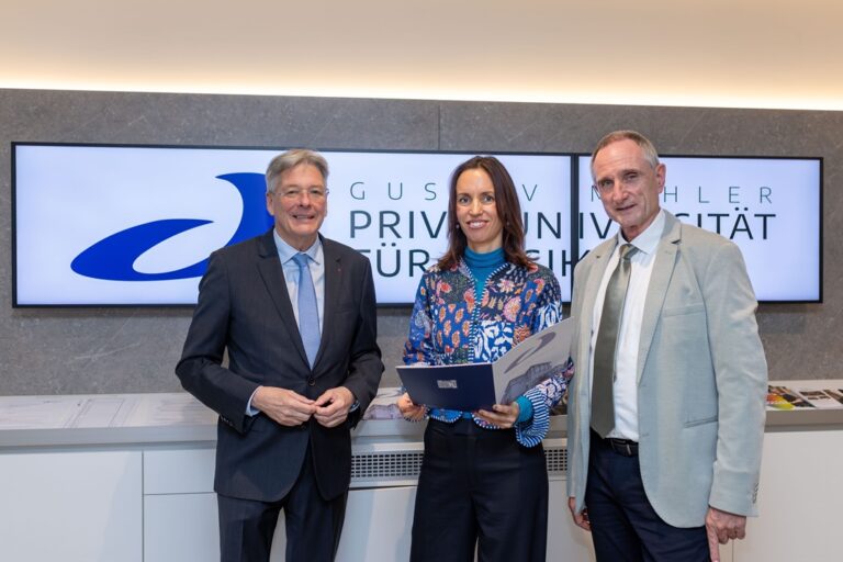 Foto (v.l.n.r.): Landeshauptmann Dr. Peter Kaiser, Vizerektorin Univ. Prof. Mag. Annemarie Podesser, Rektor Mag. Roland Streiner © LPD Kärnten/Handler