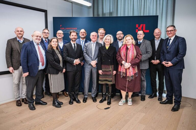 Foto: v.l.n.r.: Stefan Oberndorfer, Gründungsrektor (em.) Rudolf Mallinger, Walter Struhal, Prorektorin Sabine Siegl-Amerer, Andreas Maieron, Dietmar Dammerer, Harun Fajkovic, Franz Trautinger, Dominik Wiedemann, Julia Mascherbauer, Thomas Eiwegger, LGA-Vorständin Elisabeth Bräutigam, Martin Aigner, Gesundheit Region Mitte-GF Franz Laback, Georg Mathias Sprinzl © KL/M. Parak