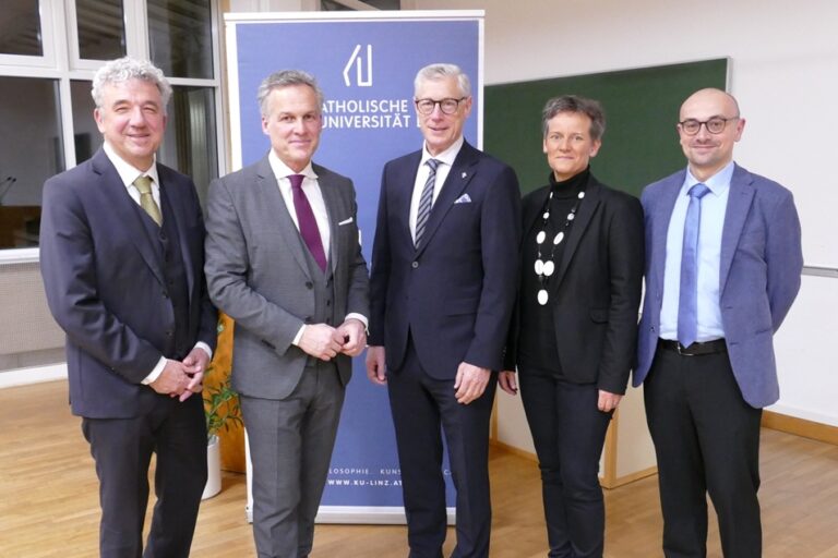 Foto v. l. n. r.: Rektor Univ.-Prof. Dr. Michael Fuchs, Mag. Tarek Leitner, Univ.-Prof. Dr. Ewald Volgger OT, Vizerektorin Univ.-Prof.in Dr.in Klara-Antonia Csiszar, Ass.-Prof. Dr. Predrag Bukovec. © KU Linz/Hermine Eder