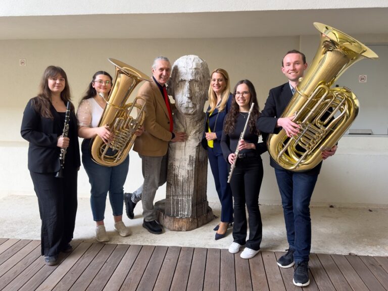 Foto: Sind mit der Entwicklung der JHP sehr zufrieden: Rektor Gerhard Krammer und Bildungslandesrätin Daniela Winkler sowie die beiden burgenländischen Studentinnen Nina Reichl und Emily Sattler (li). © JHP