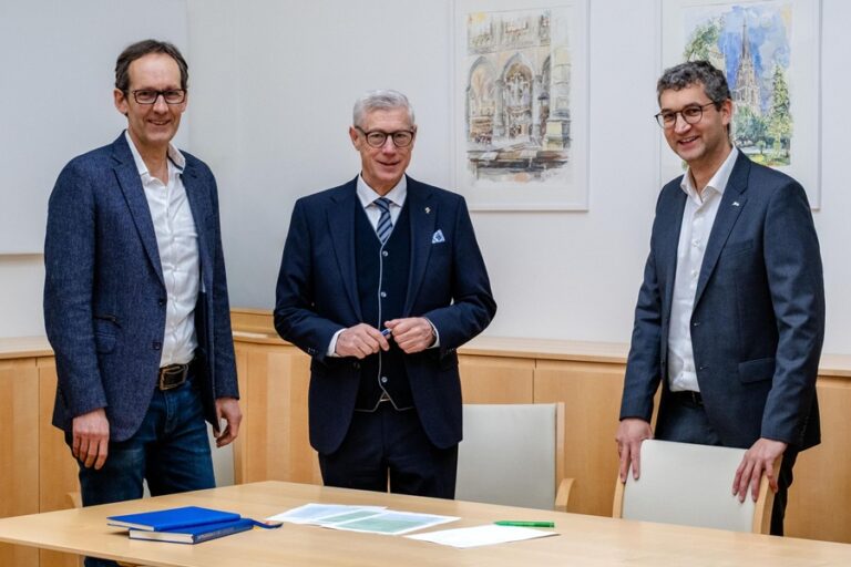 Foto (von links): Mag. Dr. habil. Alfred Weinberger, Univ.-Prof. Dr. Ewald Volgger OT, PD Mag. Dr. Florian Wegscheider. Quelle und Fotonachweis: © Diözese Linz / Kienberger