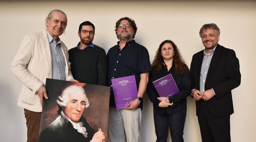 Foto: Rektor Gerhard Krammer (li) und Geschäftsführer Michael Gerbavsits (re), Stabat Mater Organisator Markus Winkler (Mitte) und Mitarbeiter*innen des Festivals © JHP