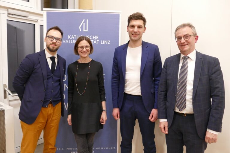 Foto (v. l. n. r.): Ass.-Prof. Dr. Martin Koci, Univ.-Prof.in Dr.in Isabella Guanzini, Ass.-Prof. Dr. Bernd Ziegler, Prof. Dr. Lieven Boeve © KU Linz / Anna Bachofner-Mayr