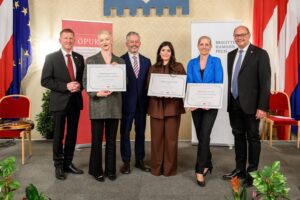 Foto: Die Preisträgerinnen des Brigitte-Hamann-Preises der ÖPUK 2026 mit dem Vorstand der ÖPUK. v.l.n.r. Rektor Martin Rummel, Vorsitzender ÖPUK, Preisträgerin Tanz Katharina Senk, BA (MUK), Prof.MMag.Dr. Stefan Hampl (ÖPUK), Preisträgerin Start-up Selin Matun, BA (SFU), Preisträgerin Forschung PD Dr.Verena Wally MSc (PMU), Prof.Mag.Dr.Karl Wöber (ÖPUK) © ÖPUK/K. Ranger