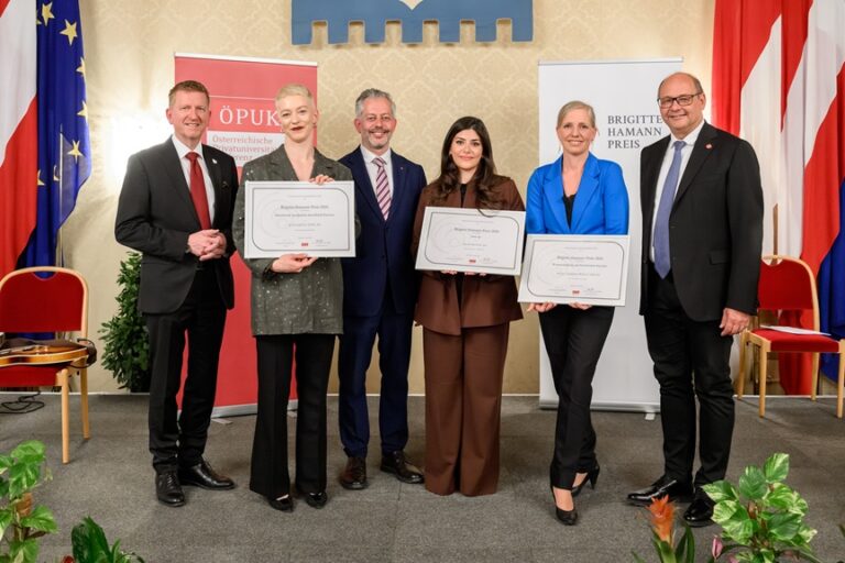 Foto: Die Preisträgerinnen des Brigitte-Hamann-Preises der ÖPUK 2026 mit dem Vorstand der ÖPUK. v.l.n.r. Rektor Martin Rummel, Vorsitzender ÖPUK, Preisträgerin Tanz Katharina Senk, BA (MUK), Prof.MMag.Dr. Stefan Hampl (ÖPUK), Preisträgerin Start-up Selin Matun, BA (SFU), Preisträgerin Forschung PD Dr.Verena Wally MSc (PMU), Prof.Mag.Dr.Karl Wöber (ÖPUK) © ÖPUK/K. Ranger