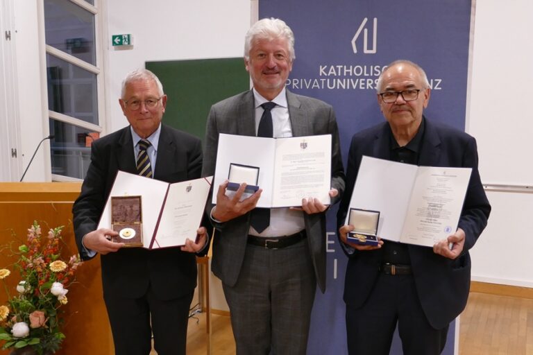 Ehrungen und Auszeichnungen an der KU Linz: Menschen, die bewegen Im Rahmen eines Akademischen Festaktes wurden am 29. April 2026 an der Katholischen Privat-Universität Linz die Würden eines Ehrensenators der Universität an Rechtsanwalt Franz Mittendorfer und eines Ehrendoktors der Theologie an den emeritierten Universitätsprofessor Herbert Kalb verliehen. Mit der bischöflichen Florian-Medaille wurde Helmut Obermayr, ehemaliger Landesdirektor des ORF Oberösterreich und Ehrensenator der KU Linz ausgezeichnet. Nur selten mache die KU Linz von der Möglichkeit Gebrauch, Ehrendoktorate zu vergeben oder Ehrensenator:innen zu ernennen – denn es handle sich um bedeutsame Akte, die wohlüberlegt und gut begründet sein wollen; treffen sich zwei solche Anlässe und werden noch um die Verleihung einer bischöflichen Florian-Medaille ergänzt, lasse sich die Außergewöhnlichkeit der heutigen akademischen Feier ermessen, so Rektor Universitätsprofessor Michael Fuchs in seiner Begrüßung. Personen, die sich um die Förderung der Institution besonders verdient gemacht haben, können laut Statut der Universität zum Ehrensenator ernannt werden. In seiner Laudatio schilderte Universitätsprofessor Ewald Volgger das langjährige Engagement von Franz Mittendorfer: Der Rechtsanwalt und Ehrenpräsident der Oberösterreichischen Rechtsanwaltskammer, seit 2011 Mitglied des „Vereins der Freunde der KU Linz“, leistet einen maßgeblichen Beitrag bei der Drittmittelaufbringung für den 2015 gestarteten Masterlehrgang „Religion in Kultur und Gesellschaft“. Das vom Institut für Fundamentaltheologie und Dogmatik verantwortete Studium trägt in Verbindung mit der Abteilung für Religionswissenschaft dem Bewusstsein für die Bedeutung von Religion für Kultur und Gesellschaft, Politik und öffentliche Wertediskurse Rechnung. Ohne Franz Mittendorfers anhaltende Unterstützung wäre das Projekt in dieser Form nicht umsetzbar, betonte Volgger. Zugleich zeichnete der Laudator das Bild einer facettenreichen Persönlichkeit mit weitgespannten Interessen – und eines Menschen mit Haltung, Werten und sozialer Kompetenz. Mittendorfers Dankworte offenbarten dem Publikum aus Kirche, Wissenschaft und Gesellschaft überdies die große Bescheidenheit des Geehrten. Seine namhaften wissenschaftlichen Verdienste begründen die Verleihung des Ehrendoktorats der Theologie an Herbert Kalb, emeritierter Universitätsprofessor am vormaligen Institut für Kirchenrecht der Johannes Kepler Universität Linz. Generalvikar Severin Lederhilger unternahm in der Festrede einen beeindruckenden Rundgang durch Kalbs interdisziplinäres Werk und machte diesen als international anerkannten Wissenschaftler und Impulsgeber für die Weiterentwicklung des Staatskirchenrechts zum Religionsrecht sichtbar: Er sei ein „theologisch denkender“ und dialogfähiger Jurist mit außergewöhnlichem Fachwissen zur kirchlichen und zivilen Rechtsgeschichte, verfüge über ein ausgewogenes Urteil und ein sicheres Gespür für das praktisch Machbare, gepaart mit rechtsphilosophischer Konsequenz und kritischer Analyse. Mit der KU Linz verbinde ihn die langjährige Zusammenarbeit mit dem Institut für Kirchenrecht und jüngst etwa die Funktion eines „Ombudsmanns zur Sicherung guter wissenschaftlicher Praxis“. Er habe aber nicht zuletzt auch die Transformation der Katholisch-Theologischen Hochschule Linz zur ersten staatlich akkreditierten Privatuniversität Österreichs (2000) wesentlich unterstützt und begleitet. Ins Zentrum rückte Lederhilger, dass nicht nur die Person Herbert Kalb geehrt, sondern zugleich die Bedeutsamkeit des Religionsrechts in der juristischen Lehre und Forschung zum Ausdruck gebracht werden solle: Dass mit der Emeritierung Kalbs im Jahr 2024 die letzte explizite Lehr- und Forschungseinrichtung zum Religionsrecht an einer juridischen Fakultät in Österreich ihr Ende fand, müsse als besorgniserregende Entwicklung angesehen werden. Das Fehlen kanonistischer Expertise und einer angemessenen Kenntnis des Rechts der Religionen erweise sich umso problematischer, als religionsrechtliche Entscheidungen im nationalen und europäischen Kontext zunehmend gesellschaftsrelevant sind und kritischer fachlicher Kommentierung bedürfen, mahnte Lederhilger. Die bischöfliche Florian-Medaille wird für überregionale bzw. diözesanweite Verdienste verliehen. Mit Helmut Obermayr, dem ehemaligen Landesdirektor des ORF Oberösterreich, erging die Ehrung an einen Kommunikator, Netzwerker und pragmatischen Organisator, der von der Ebene seiner Heimatpfarre Traun bis zum Gremium des Religionsbeirats des Landes Oberösterreich eine prägende Rolle im kulturellen, sozialen und kirchlichen Leben des Landes spielte. Beispielhaft griff Bischof Manfred Scheuer in seiner Laudatio die federführende Mitgestaltung der „Ökumenischen Sommerakademie“ im Stift Kremsmünster heraus, die unter Obermayrs Koordination und Moderation von 1999 bis 2024 ein Ort des ökumenischen und gesellschaftlichen Dialogs war – und weit über Oberösterreich hinaus ausstrahlte. Der KU Linz war er zudem über 15 Jahre als Vorsitzender des „Bischöflichen Fonds zur Förderung der Katholischen Privat-Universität Linz“ verbunden, eine für die Entwicklung der Universität verantwortungsvolle Tätigkeit und Mitgrund für die Ernennung zum Ehrensenator der KU Linz (2016). Geehrt durch die Auszeichnung dankte Helmut Obermayr vor allem für die vielen bereichernden Begegnungen, die er bei seinen Tätigkeiten machen durfte. Die musikalische Gestaltung des Festakts erfolgt durch Sara Spek Jezernik (Violine) und Veronika Löberbauer (Cello), Studierende der Anton Bruckner Privatuniversität. Foto (v. l. n. r.): Ehrensenator Dr. Helmut Obermayr, Ehrensenator Mag. Dr. Franz Mittendorfer LL.M., Univ.-Prof. em. DDr. Dr. h.c. Herbert Kalb © KU Linz/Hermine Eder