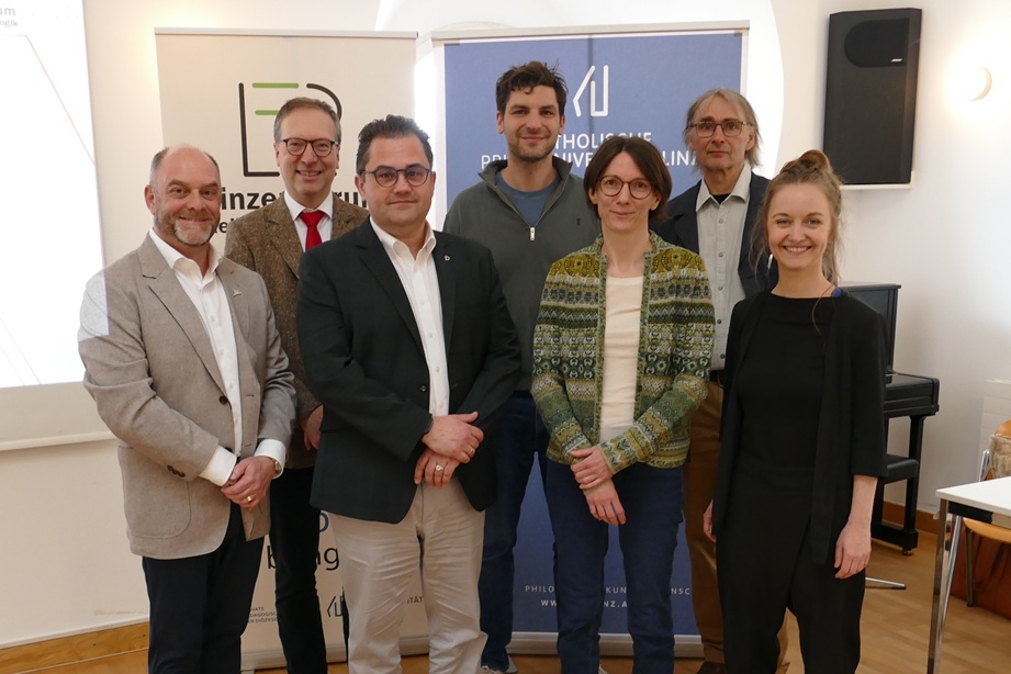 Foto von links: Mag. Christoph Rudinger (PHDL), MMag. Dr. Werner Urbanz (PHDL), Mag. Anton Birngruber M.A. (Leiter des Bischöflichen Schulamtes der Diözese Linz), Ass.-Prof. Dr. Bernd Ziegler (KU Linz), Mag.a Dr.in Bernadette Hörmann (PHDL), Mag. Matthias Thonhauser (PHDL), Mag.a Anna Bachofner-Mayr (KU Linz) Bildnachweis: © KU Linz/Hermine Eder