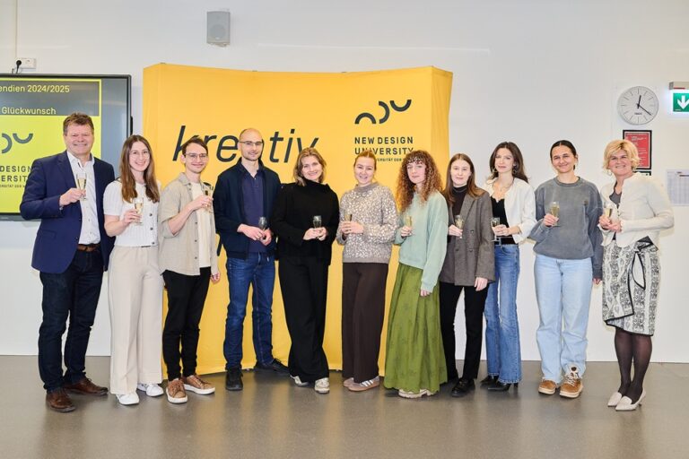 Bildtext: NDU-Prorektor Johannes Zederbauer (v.l.) mit den ausgezeichneten Studierenden Johanna Lichtenberger, Moritz Holzleitner, Jakob Walzhofer, Viktoria Magdalena Pock, Kerstin Hutterer, Julia-Camilla Wallner, Beatrice Fuchs, Julia Fialka, Elina Tischer und WKNÖ-Direktor-Stellvertreterin Alexandra Höfer. Fotocredit: Klaus Engelmayer