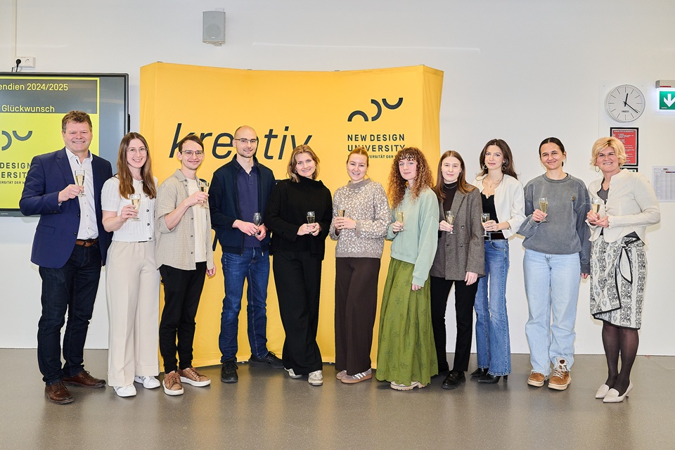 Bildtext: NDU-Prorektor Johannes Zederbauer (v.l.) mit den ausgezeichneten Studierenden Johanna Lichtenberger, Moritz Holzleitner, Jakob Walzhofer, Viktoria Magdalena Pock, Kerstin Hutterer, Julia-Camilla Wallner, Beatrice Fuchs, Julia Fialka, Elina Tischer und WKNÖ-Direktor-Stellvertreterin Alexandra Höfer. Fotocredit: Klaus Engelmayer