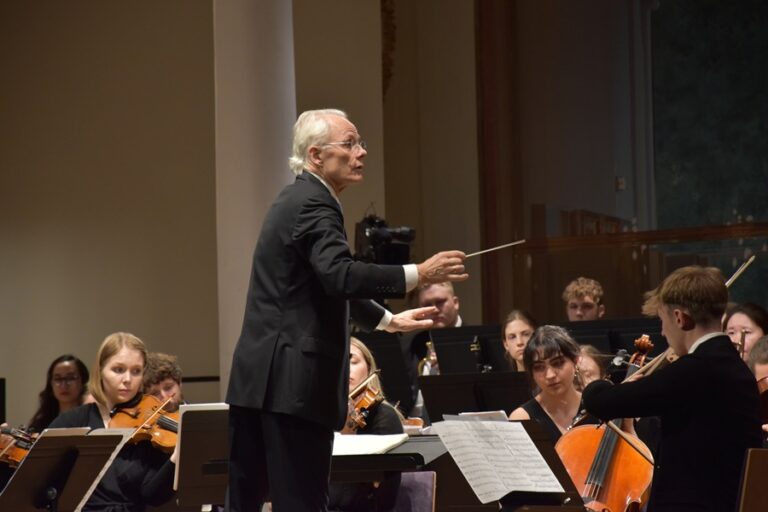 Foto: Perfekte Symbiose: Dirigent Ola Rudner und das Orchester der Joseph Haydn Privathochschule. Zu hören am 7. Mai im Liszt Zentrum in Raiding. © JHP