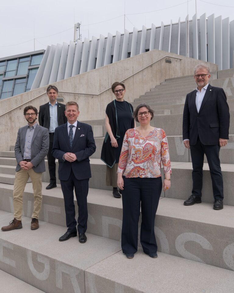 Foto: Präsidium der BrucknerUni © Georg Hartl (v. li.) Vizerektor Markus Neuwirth, Vizerektor Markus Grimberger, Rektor Martin Rummel, Studiendekanin Dagmar Schinnerl, Vizerektorin Julia Purgina, Studiendekan Guido Baehr