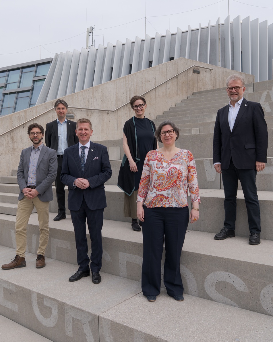 Foto: Präsidium der BrucknerUni © Georg Hartl (v. li.) Vizerektor Markus Neuwirth, Vizerektor Markus Grimberger, Rektor Martin Rummel, Studiendekanin Dagmar Schinnerl, Vizerektorin Julia Purgina, Studiendekan Guido Baehr