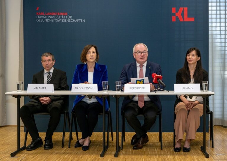 Foto (v.l.n.r.): DARC-Projektleiter Rudolf Valenta, Rektorin Andrea Olschewski, LH-Stellvertreter Stephan Pernkopf und Huey-Jy Huang, Leiterin der CMA-Labors, informierten über die Allergie-Forschung in Niederösterreich. © NLK Filzwieser