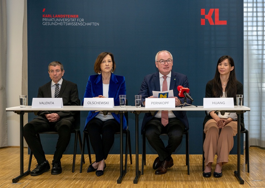 Foto (v.l.n.r.): DARC-Projektleiter Rudolf Valenta, Rektorin Andrea Olschewski, LH-Stellvertreter Stephan Pernkopf und Huey-Jy Huang, Leiterin der CMA-Labors, informierten über die Allergie-Forschung in Niederösterreich. © NLK Filzwieser