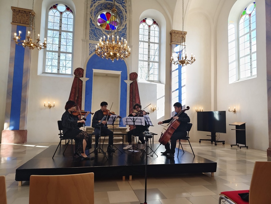 Foto: Die Musiker*innen der Joseph Haydn Privathochschule zeigen auf unterschiedlichsten Plätzen ihr Können. © JHP