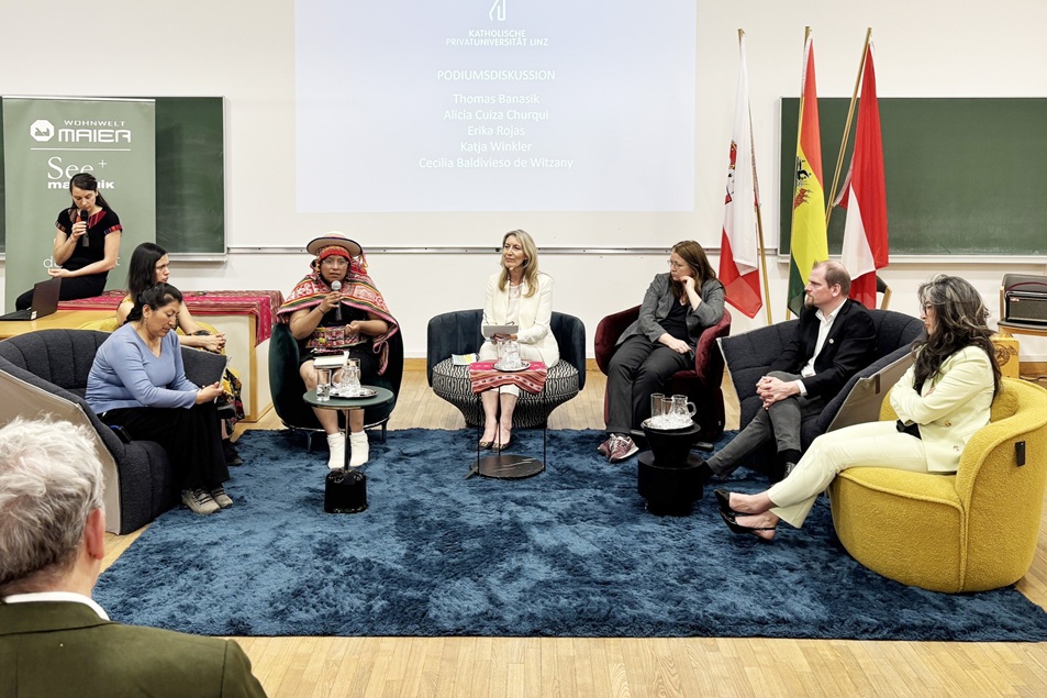 Foto: Podiumsdiskussion (von links): Alicia Cuiza Churqui, Mag. Lorna Zamora Robles (Welthaus der Diözese Linz), Erika Rojas, Mag. Hermine Eder (KU Linz, Moderation), Ass.-Prof.in Dr.in Katja Winkler, Teamleiter Thomas Bananik (Welthaus der Diözese Linz), Honorarkonsulin Cecilia Baldivieso de Witzany (Konsulat des Plurinationalen Staates Bolivien) © KU Linz/Kathrin Haselgrübler